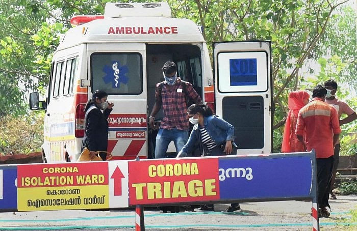 கொரோனா தடுப்பு நடவடிக்கை : மக்களுக்கு உதவ கால் சென்டரில் சேர்ந்த நடிகை நிகிலா விமல்! #Covid19