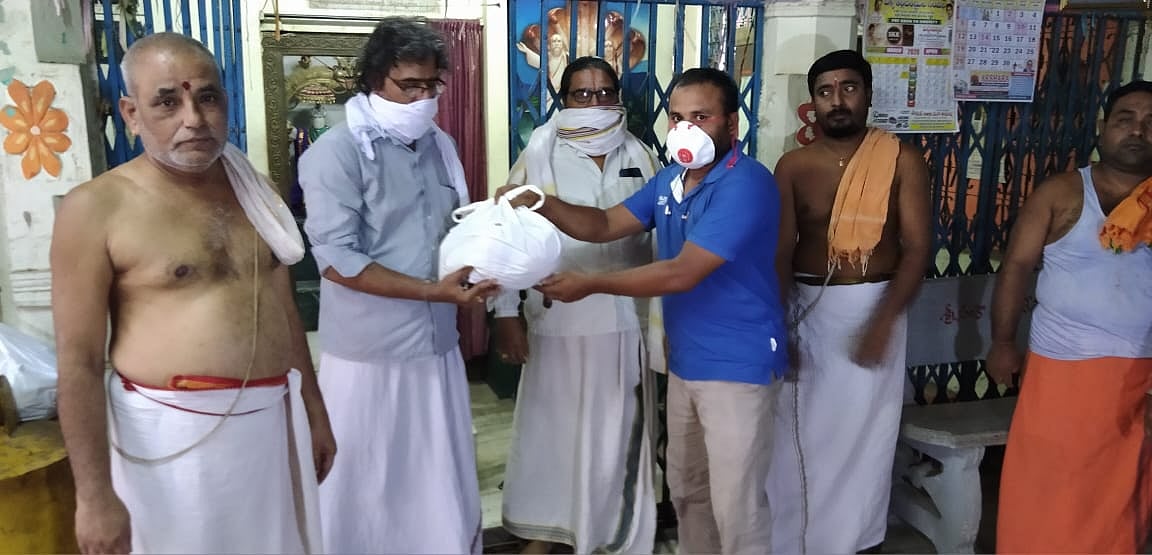 “இந்து கோவில் ஊழியர்களுக்கு நிவாரணம் வழங்கிய  இஸ்லாமியர்கள்” : தெலங்கானாவில் நெகிழ்ச்சி சம்பவம்!