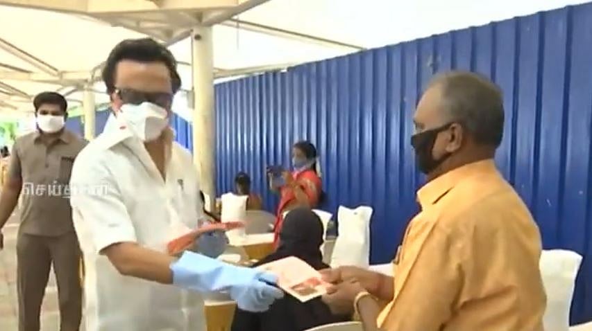 ஊரடங்கில் காணாமல் போன அ.தி.மு.க.. களத்தில் இறங்கி நிவாரண உதவிகளை வழங்கிய தி.மு.க தலைவர்! #CoronaLockdown