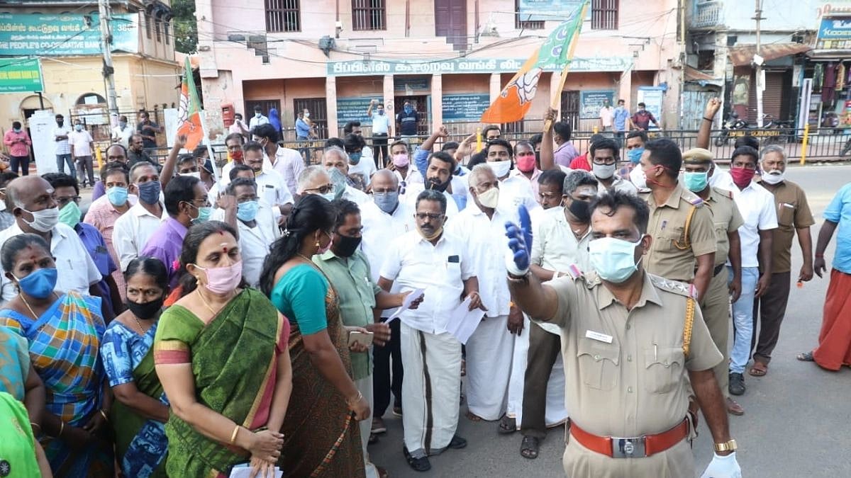 “ஊரடங்கில் அனுமதியின்றி சிலை வைத்து ரகளையில் ஈடுபட்ட குமரி பா.ஜ.க” - போக்குவரத்தே இல்லாத சாலையில் மறியல்!