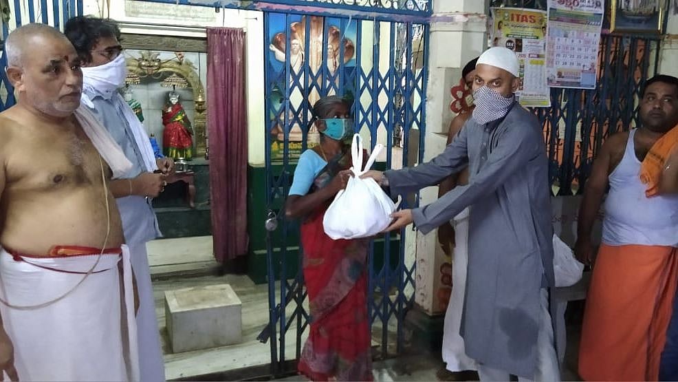 “இந்து கோவில் ஊழியர்களுக்கு நிவாரணம் வழங்கிய  இஸ்லாமியர்கள்” : தெலங்கானாவில் நெகிழ்ச்சி சம்பவம்!