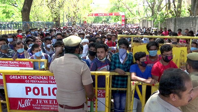 கொரோனா ஊரடங்கு அச்சம்: சொந்த ஊர்களுக்கு செல்ல சென்ட்ரல் ரயில் நிலையத்தில் குவிந்த வடமாநிலத் தொழிலாளர்கள்!