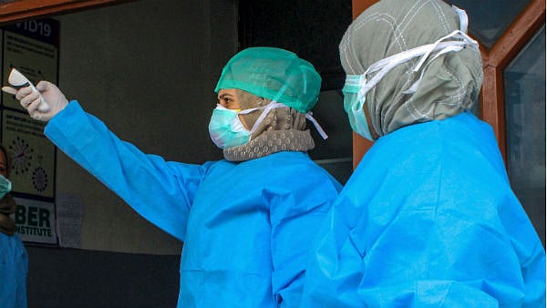 இதுவரை காணாத உச்சத்தை தொட்ட கொரோனா தொற்று : தமிழகத்தில் 12 பேர் பலி... 827 பேர் பாதிப்பு! #Covid19