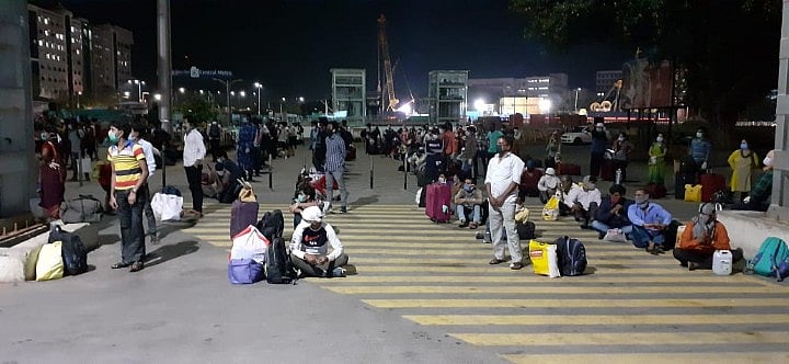 கொரோனா ஊரடங்கு அச்சம்: சொந்த ஊர்களுக்கு செல்ல சென்ட்ரல் ரயில் நிலையத்தில் குவிந்த வடமாநிலத் தொழிலாளர்கள்!