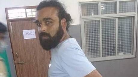 ‘தாடி வைத்திருந்ததால் முஸ்லிம் என நினைத்து அடித்தோம்’ : வழக்கறிஞரை தாக்கியதற்கு காரணம் சொன்ன போலிஸ் !