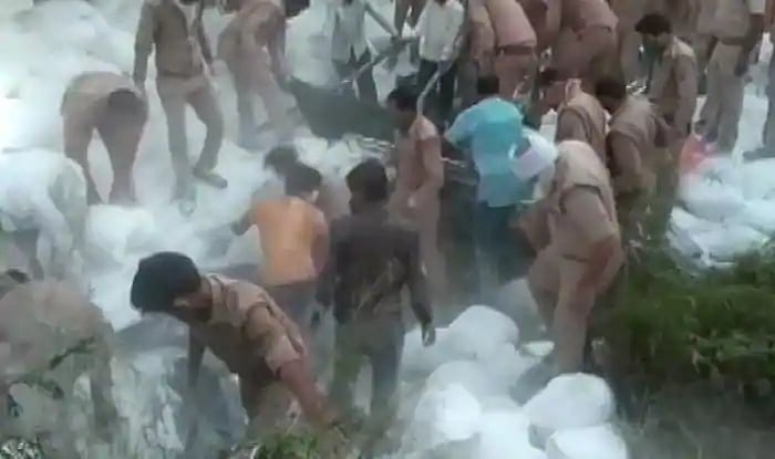 நேருக்கு நேர் டிப்பர் லாரி மோதி 24 புலம்பெயர் தொழிலாளர்கள் பலி - ஊரடங்கில் தொடரும் சோகம்!