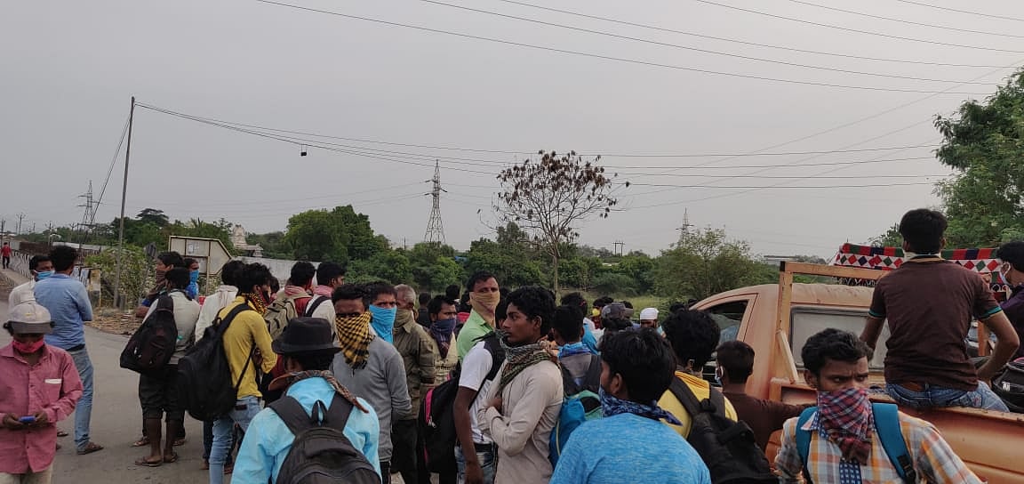 சென்னைக்கு மிக அருகில் புலம்பெயர் தொழிலாளர்களின் கொடும்பயணம் - எப்படி இருக்கிறது NH16? கள நிலவரம்