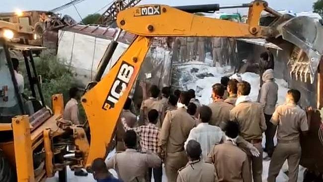 நேருக்கு நேர் டிப்பர் லாரி மோதி 24 புலம்பெயர் தொழிலாளர்கள் பலி - ஊரடங்கில் தொடரும் சோகம்!