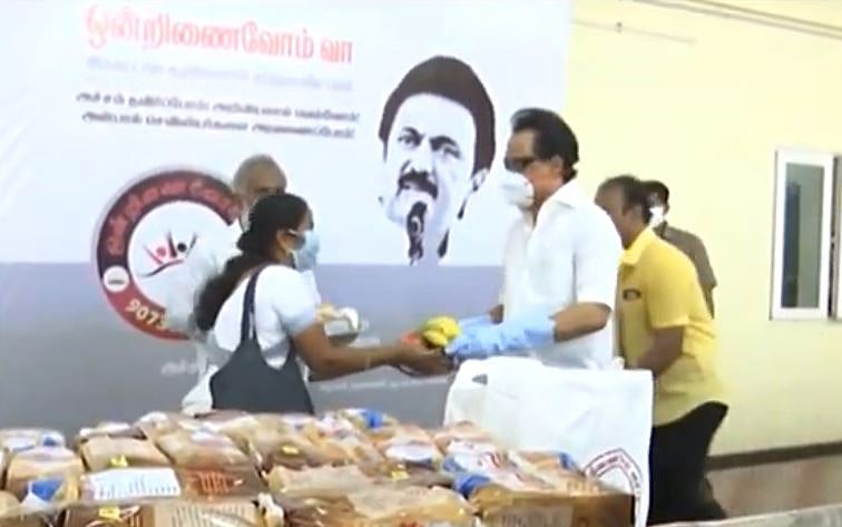 ஊரடங்கில் காணாமல் போன அ.தி.மு.க.. களத்தில் இறங்கி நிவாரண உதவிகளை வழங்கிய தி.மு.க தலைவர்! #CoronaLockdown