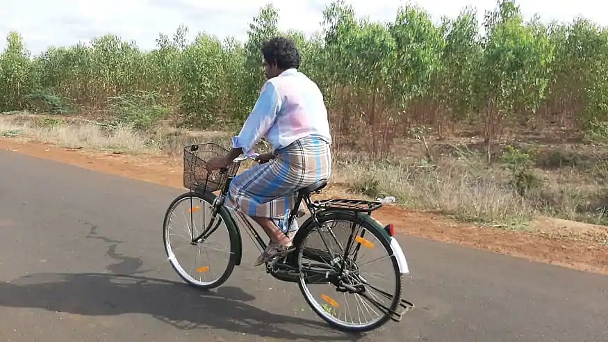 தாயைக் காண 120 கி.மீ சைக்கிளில் பயணித்த பாசக்கார மகன்.. அன்னையர் தினத்தன்று சிவகங்கையில் நெகிழ்ச்சி!