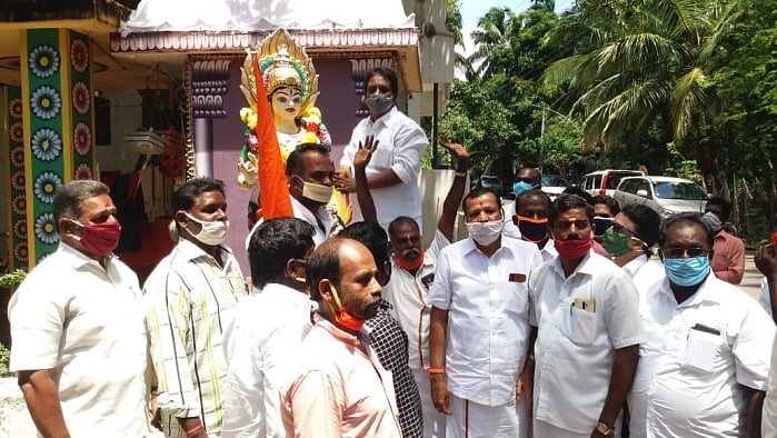 “ஊரடங்கில் அனுமதியின்றி சிலை வைத்து ரகளையில் ஈடுபட்ட குமரி பா.ஜ.க” - போக்குவரத்தே இல்லாத சாலையில் மறியல்!