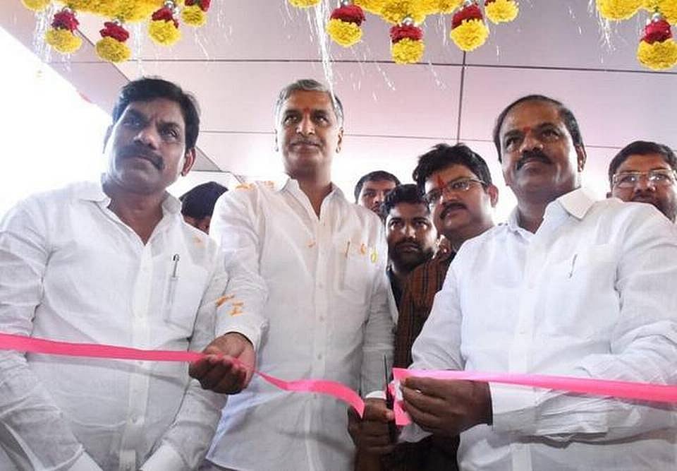 “ஊரடங்கில் ஆதரவாளர்களுடன் பிறந்தநாள் கொண்டாடிய எம்.எல்.ஏ” : செய்தி வெளியிட்ட பத்திரிகையாளர் வீடு இடிப்பு!