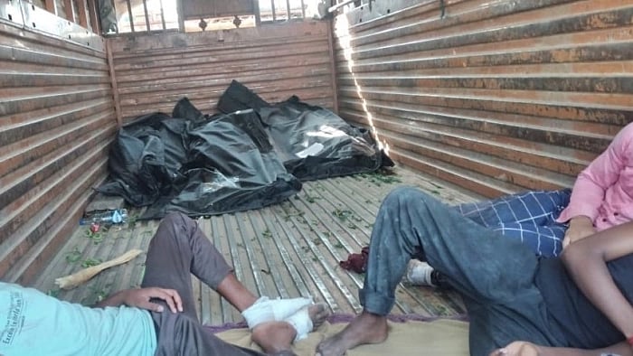 “திறந்த லாரியில் இறந்த உடல்களுடன் பயணித்த புலம்பெயர் தொழிலாளர்கள்” : உ.பி அரசின் மனிதாபிமானமற்ற செயல்!