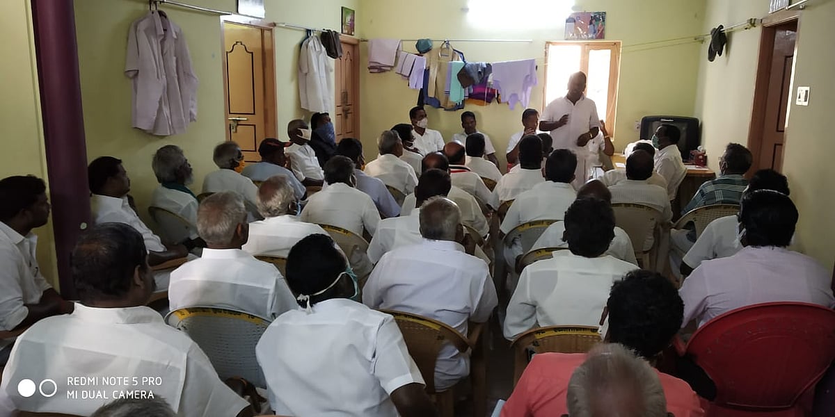 “தடை உத்தரவு மக்களுக்கு மட்டும்தானா?”- எடப்பாடியின் சொந்த ஊரில் ஊரடங்கை  தொடர்ந்து மீறும் அ.தி.மு.கவினர்!