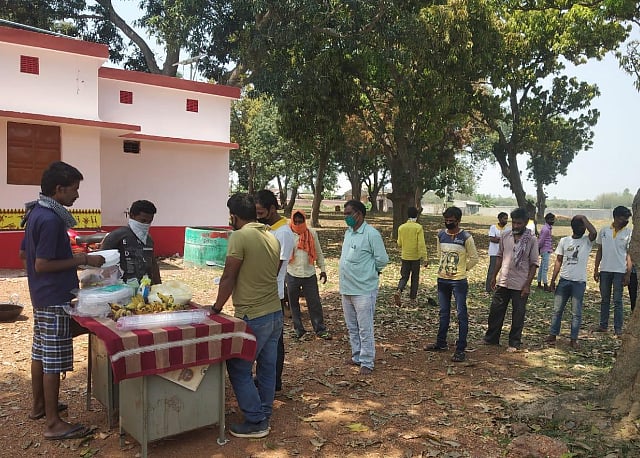 உணவுடன் ஊதியமும் கொடுக்கும் ஒடிசா அரசு... புலம்பெயர் தொழிலாளர்களை மகிழ்வித்த நவீன் பட்நாயக்! #LOCKDOWN
