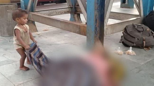 பட்டினி கொடுமையால் புலம்பெயர் தொழிலாளி பரிதாப பலி : “உயிரிழந்தது தெரியாமல் தாயை எழுப்பமுயன்ற குழந்தை”!
