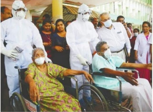 கோட்டயம் மருத்துவமனையில் கொரோனா சிகிச்சை பெற்று திரும்பியவர்களுடன் செவிலியர்கள்.