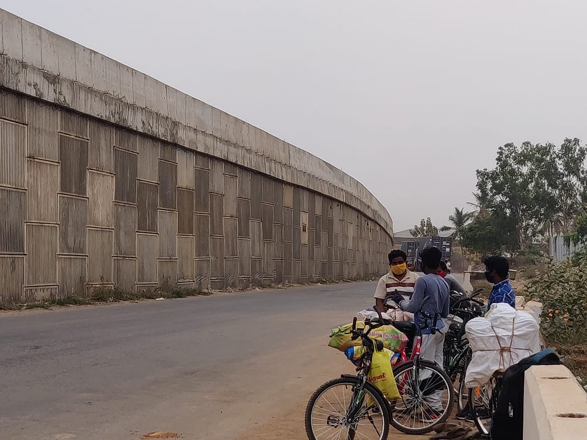 சென்னைக்கு மிக அருகில் புலம்பெயர் தொழிலாளர்களின் கொடும்பயணம் - எப்படி இருக்கிறது NH16? கள நிலவரம்