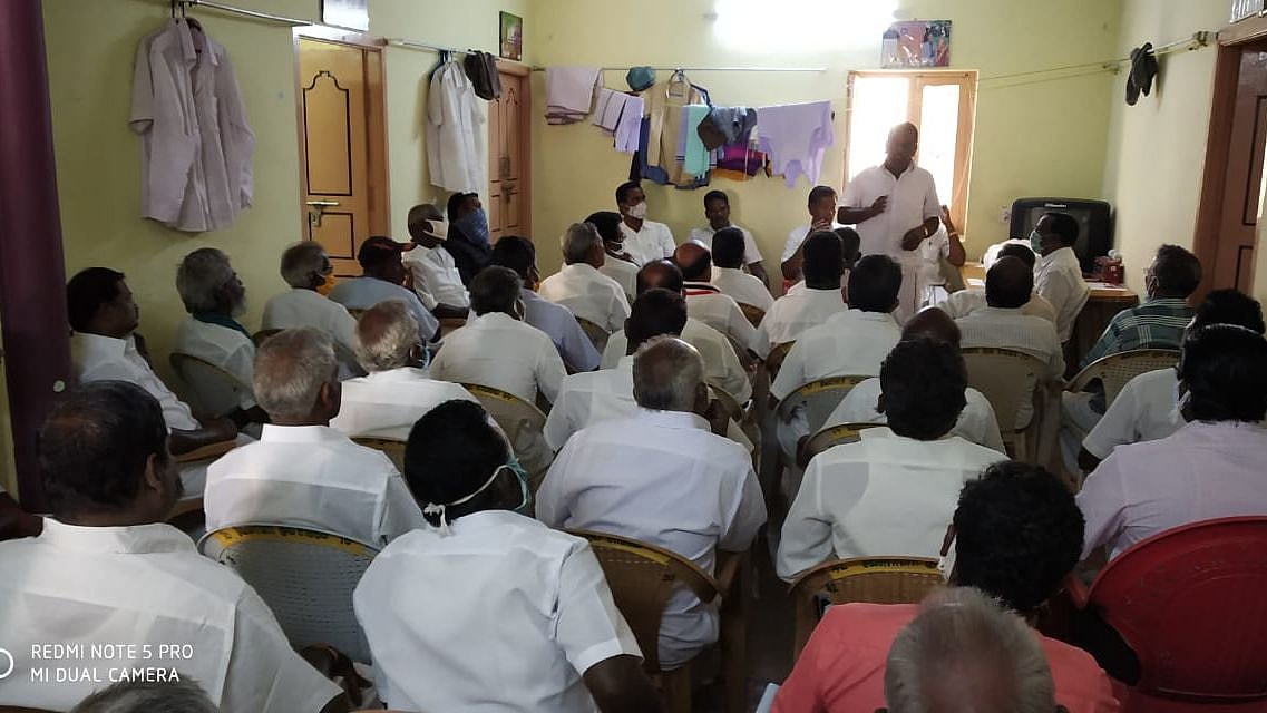 “தடை உத்தரவு மக்களுக்கு மட்டும்தானா?”- எடப்பாடியின் சொந்த ஊரில் ஊரடங்கை தொடர்ந்து மீறும் அ.தி.மு.கவினர்!