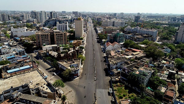 "3 வேளை உணவில்லாமல் தவிக்கும் ஏழைகள் -
5,000 ரூபாய் நிதி உதவி வழங்கிடுக" : மு.க.ஸ்டாலின் வலியுறுத்தல்!