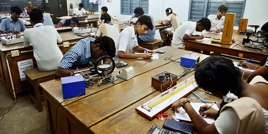 15-20 மாணவர்கள் மட்டுமே அனுமதி.. ஜூலையில் திறக்கப்படுகிறது மேல்நிலை பள்ளிகள்? - அரசுக்கு NCERT பரிந்துரை!