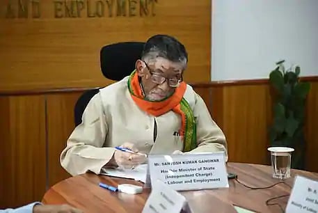 “ஊரடங்குக்கு பிறகு 12 மணிநேரமாக உயரும் பணி நேரம்?” - உழைப்புச் சுரண்டலுக்கு காத்திருக்கும் முதலாளிகள்!