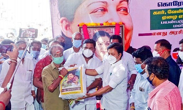 “சட்டத்துறை அமைச்சரே ஊரடங்கை மீறும் அவலம்” : சமூக இடைவெளி இல்லாமல் நிவாரணம் வழங்கிய அ.தி.மு.க!