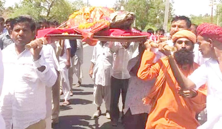 “ஊரடங்கை மீறி இறந்த பசுவுக்குப் பாடை கட்டி ஊர்வலம் சென்ற இந்துத்வா கும்பல்” : உ.பியில் தொடரும் அராஜகம்!