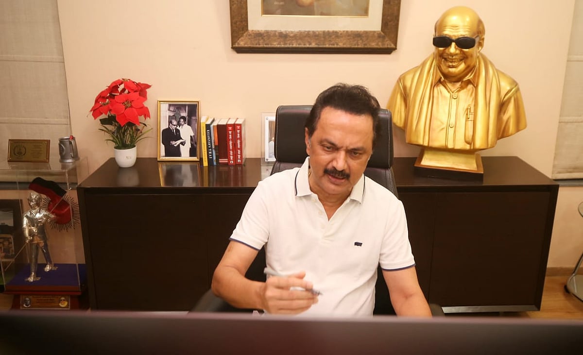 ஓடி ஒளியும் அதிமுக.. தேடிச் சென்று உதவும் திமுக.. இன்று 5,000 பேருக்கு நிவாரணம் வழங்கினார் மு.க.ஸ்டாலின்!