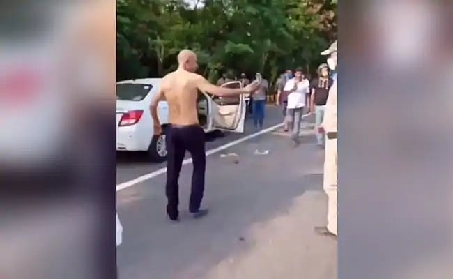 ஜெகன்மோகன் அரசுக்கு எதிராக கருத்து: பொது வெளியில்  அரசு மருத்துவரை தாக்கி  ஆந்திர போலிஸ் அத்துமீறல் VIDEO