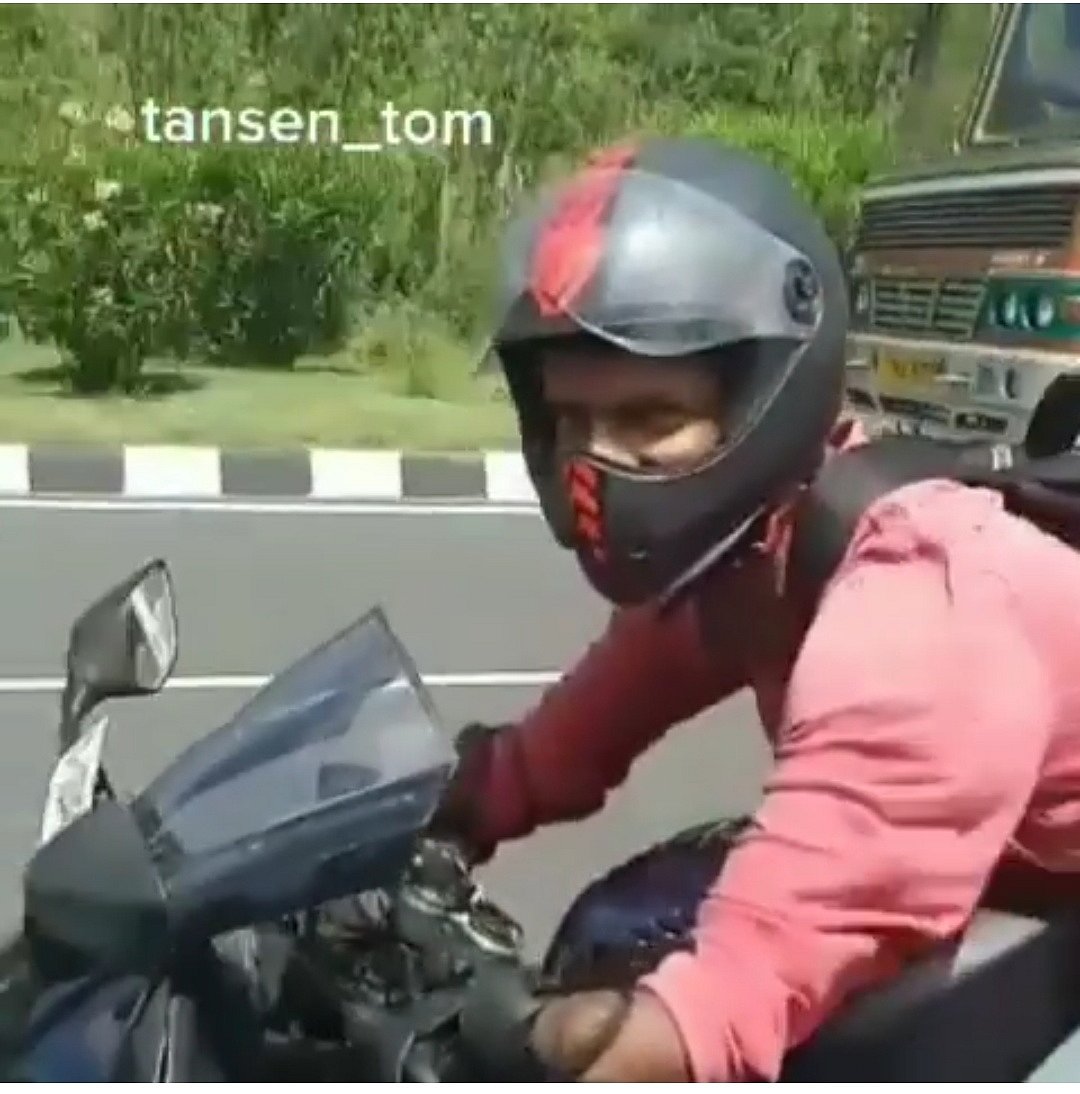 பைக் ஓட்டும் தான்சேன்