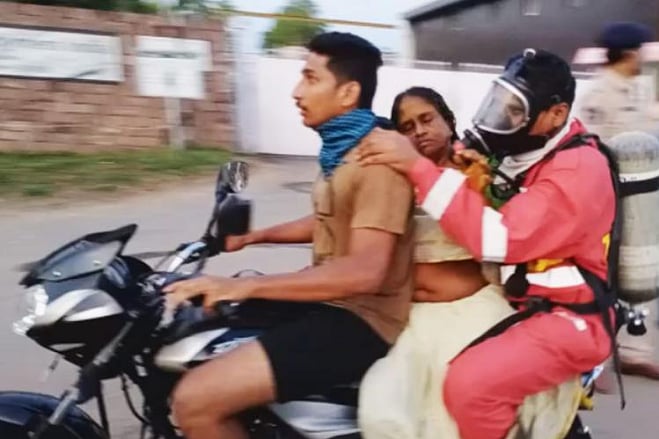 சாலையில் சுருண்டு விழும் மக்கள் 
: விசாகப்பட்டினம் விஷவாயு கசிவில் 6 பேர் பலி - 1000 பேர் பாதிப்பு!