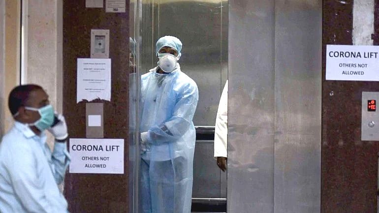 உயர் அதிகாரிகளுக்கு 5 ஸ்டார் ஹோட்டலில் கொரோனா சிகிச்சை - மக்களுக்கு ஒரு நீதி, அதிகாரிகளுக்கு ஒரு நீதியா?