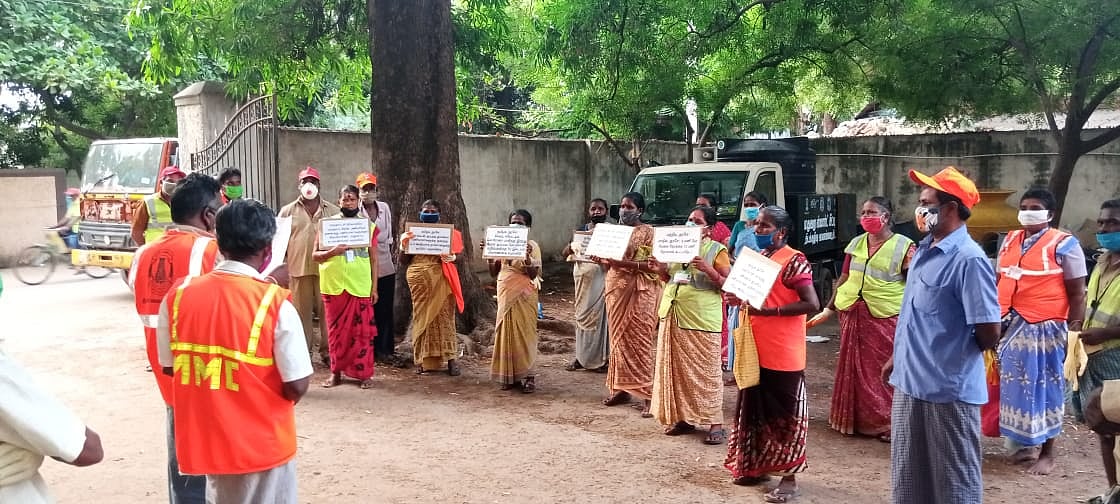 ‘பெயர் வைத்தால் போதுமா ?’ : தூய்மைப் பணியாளர்களைக் கண்டுகொள்ளாத அரசை எதிர்த்து போராட்டம்!