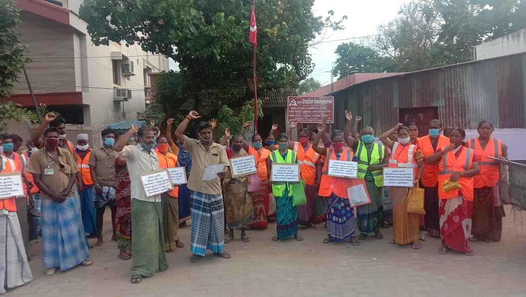 ‘பெயர் வைத்தால் போதுமா ?’ : தூய்மைப் பணியாளர்களைக் கண்டுகொள்ளாத அரசை எதிர்த்து போராட்டம்!