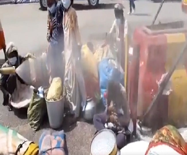 கொரோனா பரிசோதனைக்காக காத்திருந்த தொழிலாளர்கள் மீது கிருமிநாசினி தெளிப்பு - டெல்லியில் அதிர்ச்சி சம்பவம்!