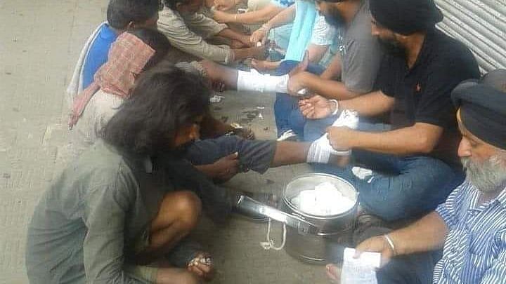 “புண்ணாகி போன கால்களுக்கு வைத்தியம்” - புலம் பெயர்ந்த தொழிலாளர்களை நெகிழ வைத்த சீக்கியர்கள்!