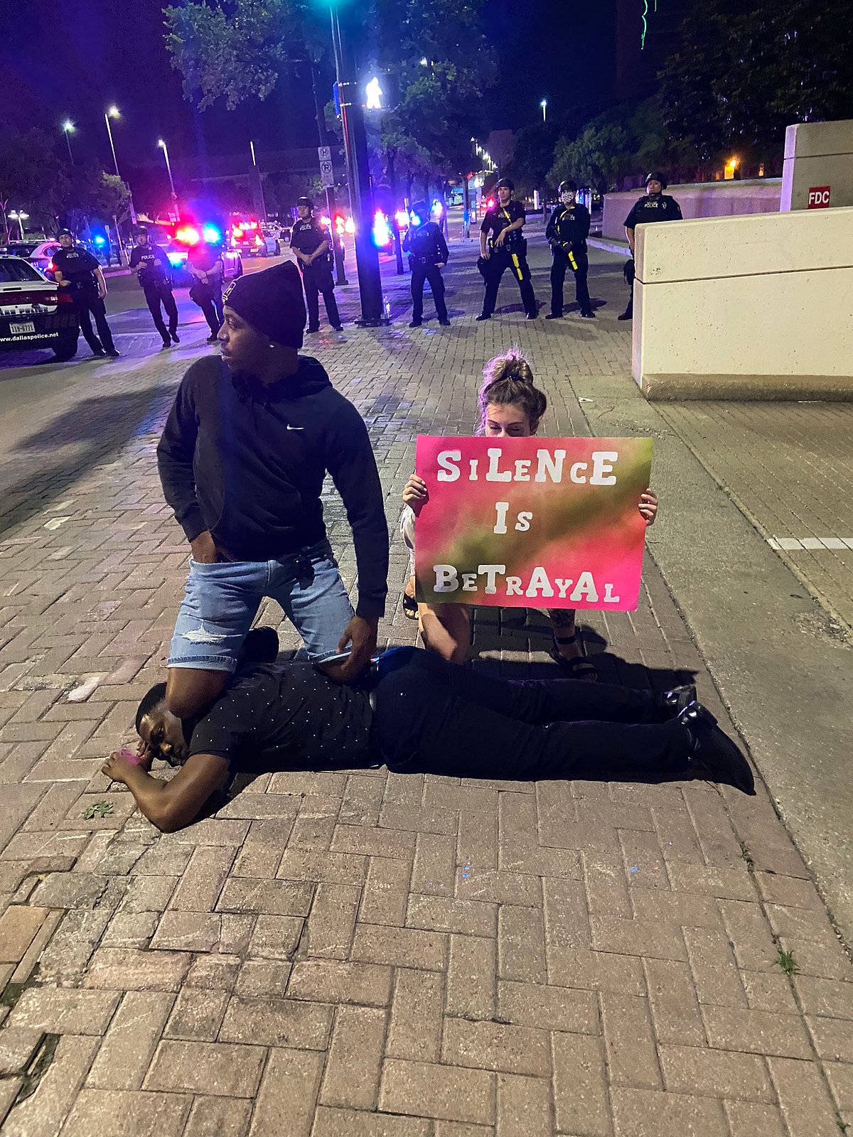 “மூச்சுவிட முடியவில்லை; கொன்றுவிடாதீர்கள்” : கருப்பின மக்கள் அமெரிக்காவில் போராட்டம் #BlackLivesMatter