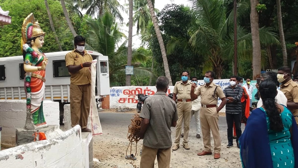 “ஊரடங்கில் அனுமதியின்றி சிலை வைத்து ரகளையில் ஈடுபட்ட குமரி பா.ஜ.க” - போக்குவரத்தே இல்லாத சாலையில் மறியல்!