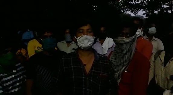 “எடப்பாடி அரசின் அலட்சியம்” : உணவின்றி இரண்டு நாட்களாக கேரள எல்லையில் காத்திருக்கும் தமிழக மக்கள்!