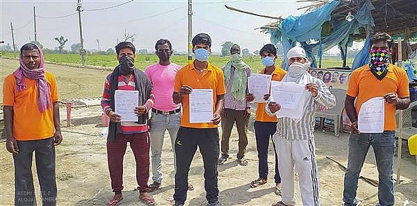 தொழிலாளர்களுக்கு தலா ரூ.3,000 கொடுத்து விமானத்திலும் அனுப்பி வைத்த காளான் விவசாயி... டெல்லியில் ருசிகரம்!