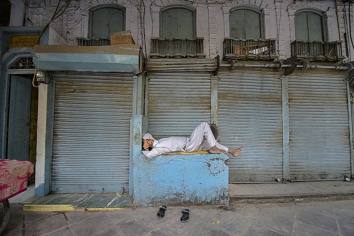 “14 ஆண்டுகளில் இல்லாத வீழ்ச்சி - சரிபாதியாக சரிந்த வளர்ச்சி” : கொரோனாவால் திணறும் இந்திய சேவைத் துறை!