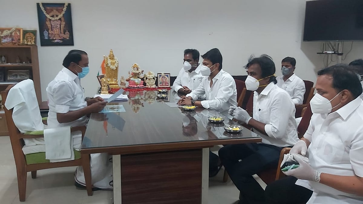 “தேர்வை விட உயிர் முக்கியம்” - தி.மு.க நிர்வாகிகள் அமைச்சர் செங்கோட்டையனைச் சந்தித்து முக்கிய வேண்டுகோள்!