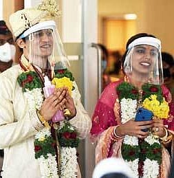 “ஊரடங்கால் சிக்கிக்கொண்ட பெற்றோர்கள் - போலிஸார் தலைமையில் நடந்த திருமணம்” : மகாராஷ்டிராவில் நெகிழ்ச்சி!