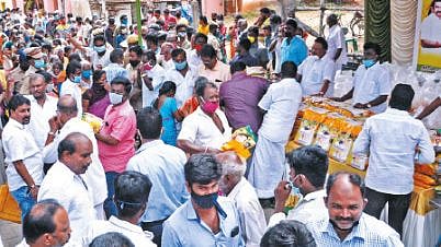 “பந்தாவுக்காக நிவாரண நிகழ்ச்சியை விழாவாக மாற்றிய அ.தி.மு.க அமைச்சர்” : தனிமனித இடைவெளி காணாமல் போன அவலம்!