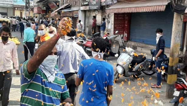 'மது வாங்க வரிசையில் நின்றவர்கள் மீது மலர் தூவிய நபர்' - தலைநகரில் நூதன வரவேற்பு! (VIDEO)