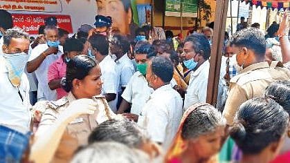 “சட்டத்துறை அமைச்சரே ஊரடங்கை மீறும் அவலம்” : சமூக இடைவெளி இல்லாமல் நிவாரணம் வழங்கிய அ.தி.மு.க!