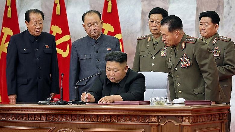 “இராணுவ தளபதிகளுடன் ஆலோசனை நடத்திய கிம் ஜாங் உன்” : கொரோனா பாதிப்பு இல்லாததால் வழக்கமான பணியில் வடகொரியா!