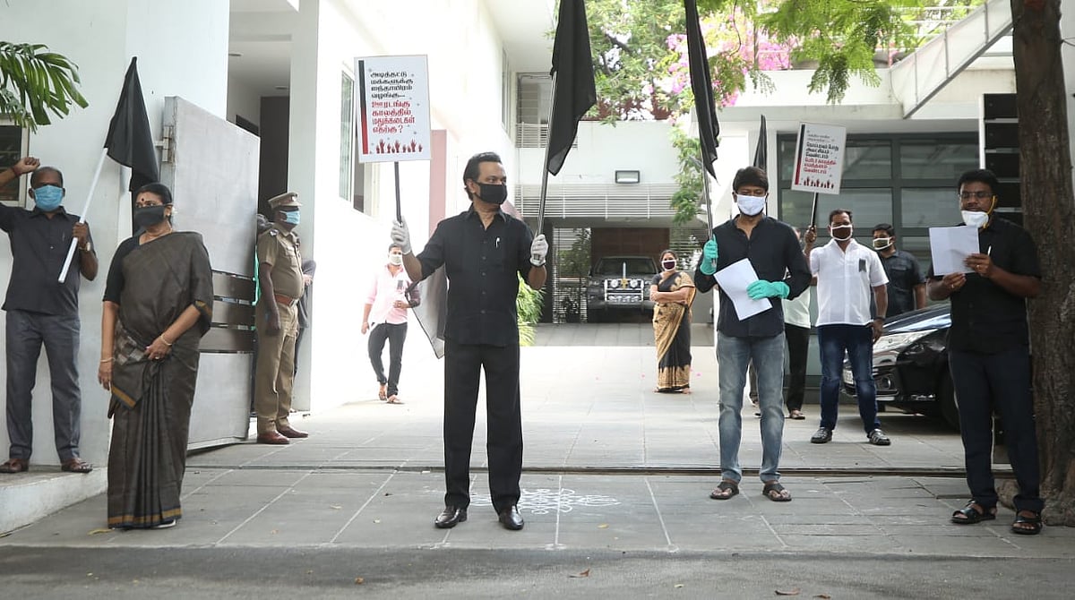 #குடியைகெடுக்கும்அதிமுக - டாஸ்மாக் திறப்புக்கு எதிர்ப்பு: தமிழகமெங்கும் திமுக கூட்டணி கட்சிகள் போராட்டம்!