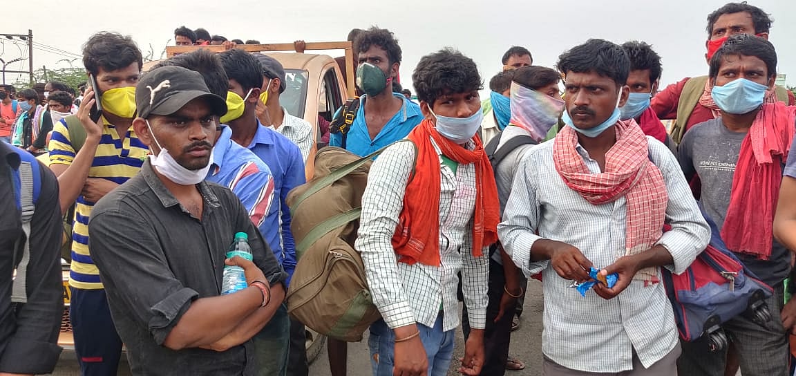 சென்னைக்கு மிக அருகில் புலம்பெயர் தொழிலாளர்களின் கொடும்பயணம் - எப்படி இருக்கிறது NH16? கள நிலவரம்